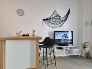 Televízia a/alebo spoločenská miestnosť v ubytovaní Sea spirit Šimuni