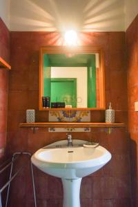La salle de bains est pourvue d'un lavabo et d'un miroir. dans l'établissement Residenza Crivo, à Parghelia