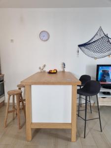 Televízia a/alebo spoločenská miestnosť v ubytovaní Sea spirit Šimuni