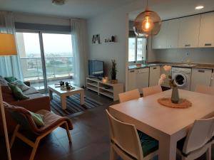 kuchnia i salon ze stołem i jadalnią w obiekcie La Manga Beach Club - A w mieście La Manga del Mar Menor