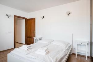 Posteľ alebo postele v izbe v ubytovaní Apartamenty Karmelicka Deluxe Old Town WAWELOFTS