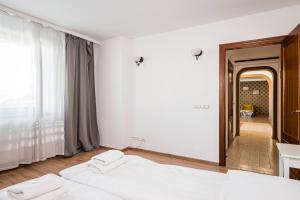 Posteľ alebo postele v izbe v ubytovaní Apartamenty Karmelicka Deluxe Old Town WAWELOFTS