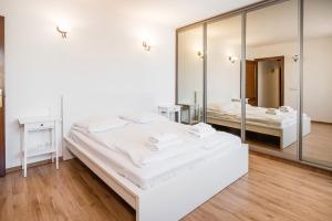 Posteľ alebo postele v izbe v ubytovaní Apartamenty Karmelicka Deluxe Old Town WAWELOFTS
