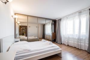 Posteľ alebo postele v izbe v ubytovaní Apartamenty Karmelicka Deluxe Old Town WAWELOFTS