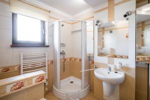 Kúpeľňa v ubytovaní Apartamenty Karmelicka Deluxe Old Town WAWELOFTS