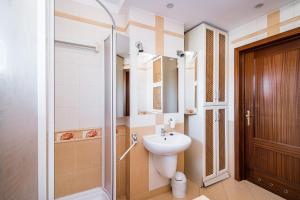 Kúpeľňa v ubytovaní Apartamenty Karmelicka Deluxe Old Town WAWELOFTS + 34 fotografií