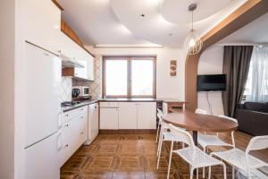 Kuchyňa alebo kuchynka v ubytovaní Apartamenty Karmelicka Deluxe Old Town WAWELOFTS