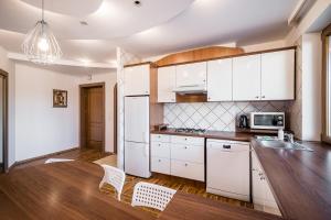 Kuchyňa alebo kuchynka v ubytovaní Apartamenty Karmelicka Deluxe Old Town WAWELOFTS