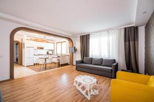 Kuchyňa alebo kuchynka v ubytovaní Apartamenty Karmelicka Deluxe Old Town WAWELOFTS