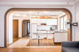 Kuchyňa alebo kuchynka v ubytovaní Apartamenty Karmelicka Deluxe Old Town WAWELOFTS