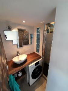 a bathroom with a sink and a shower at Appartement Sky & Sand Village Naturiste in Cap d'Agde