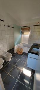ein Badezimmer mit 2 WCs und einem Waschbecken in der Unterkunft Quinta Cunte - Casa Sobreiro in São Luís
