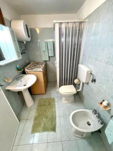 ein Bad mit einem WC und einem Waschbecken in der Unterkunft Le macchie - Vacanza nel verde in Torre Vado