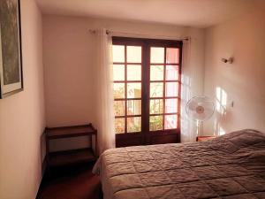 ein Schlafzimmer mit einem Bett und einem großen Fenster in der Unterkunft 6MIR17 - Chaleureuse maison de pêcheurs idéalement située in Collioure
