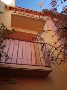 a balcony on the side of a building at 6MIR17 - Chaleureuse maison de pêcheurs idéalement située in Collioure