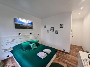 Tempat tidur dalam kamar di Quintessence By JPS Holiday, Splendide appartement au coeur de Dieppe