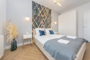 Una cama o camas en una habitación de Pomorskie Apartamenty Bernadowska Gold