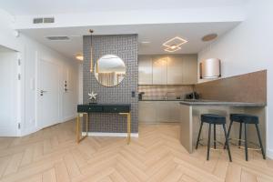 Kuchyňa alebo kuchynka v ubytovaní Pomorskie Apartamenty Bernadowska Gold