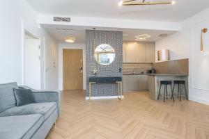 Kuchyňa alebo kuchynka v ubytovaní Pomorskie Apartamenty Bernadowska Gold