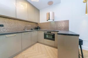 Kuchyňa alebo kuchynka v ubytovaní Pomorskie Apartamenty Bernadowska Gold