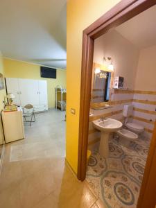 La salle de bains est pourvue d'un lavabo et de toilettes. dans l'établissement CASA VACANZA MERY, à Tricase