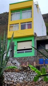 une maison jaune et verte dans l'établissement LA MENOR, à Ribeira Grande