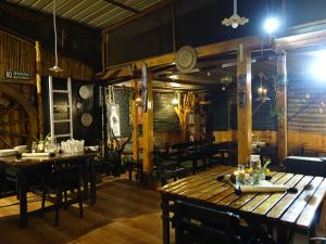 Restaurace v ubytování De Rock Jungle Living Resort