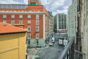 vistas a una calle de la ciudad con edificios en Cómodo apartamento con 6 habitaciones en el centro, en Madrid