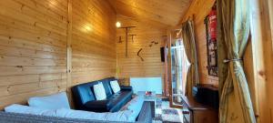 ein Zimmer mit einem Sofa und einem Stuhl in einer Hütte in der Unterkunft Impeccable 1-Bed House in Retford close to A1 in Retford