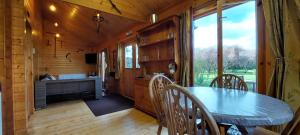 een eetkamer met een tafel en stoelen in een hut bij Impeccable 1-Bed House in Retford close to A1 in Retford