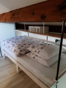 un letto a castello con cuscini sopra di Pavillon 4/6 pers. 30 m² Gruissan Les Ayguades a Gruissan
