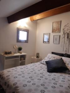 Un dormitorio con una cama con una almohada negra. en Pavillon 4/6 pers. 30 m² Gruissan Les Ayguades, en Gruissan