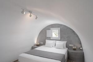 Postel nebo postele na pokoji v ubytování White Lily Suites & Lofts - Adults Only 16 Plus