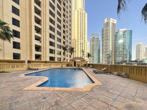 Swimmingpoolen hos eller tæt på HiGuests - Spacious Apt for 6 in JBR, minutes from the Beach