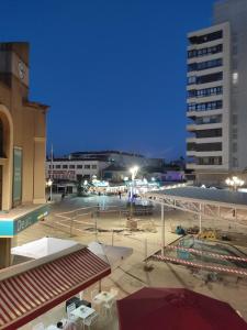 - Vistas a la ciudad por la noche en Sunny Room plaza La Nogalera, en Torremolinos