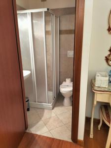 uma casa de banho com um WC e um chuveiro em RIALTO EXPERIENCE em Veneza
