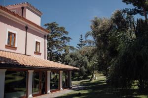 une vue sur l'extérieur d'une maison avec des arbres en arrière-plan dans l'établissement Capo Santa Fortunata, à Sorrente