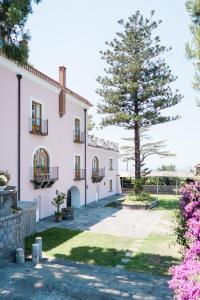 uma vista exterior de uma casa com uma árvore em Capo Santa Fortunata em Sorrento