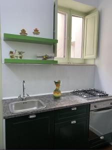 A kitchen or kitchenette at Il gallo di Eracle - Charming suites & rooms