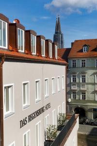 un edificio blanco con las palabras dass residence inn en Hotel Das Regensburg en Regensburg