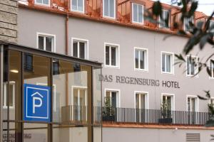 un edificio con un cartello per l'hotel che riproduce la classe di Hotel Das Regensburg a Ratisbona