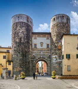 een oud gebouw met twee torens erop bij Hotel Ilaria in Lucca