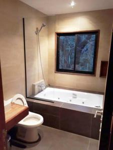 Ванная комната в Agradable casa cerca de las termas de Chillan