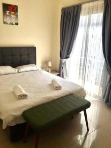 ein Schlafzimmer mit großem Bett und Fenster in der Unterkunft Luxury Two-Bedroom Apartment in amazing place Lukomorye C4 in Alsancak