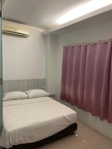 Ένα ή περισσότερα κρεβάτια σε δωμάτιο στο Coastline Hotel +24 φωτογραφίες