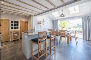 uma cozinha e sala de jantar com mesa e cadeiras em Baxter House Wangford Air Manage Suffolk em Beccles