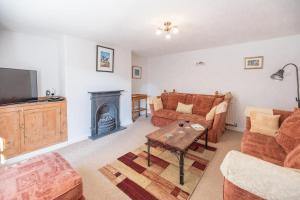 uma sala de estar com um sofá e uma lareira em Baxter House Wangford Air Manage Suffolk em Beccles
