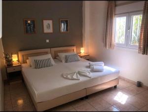 Un pat sau paturi într-o cameră la DERES Apartments