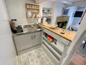 Nhà bếp/bếp nhỏ tại Normanby Cottage Runswick Bay