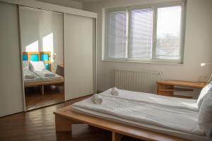 ein Schlafzimmer mit einem Spiegel und einem Bett darin in der Unterkunft The Zen Hostel - Posticum in Oradea